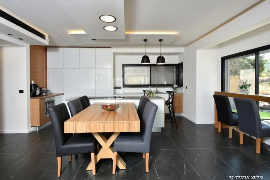 Dream House – dining table and white kitchen