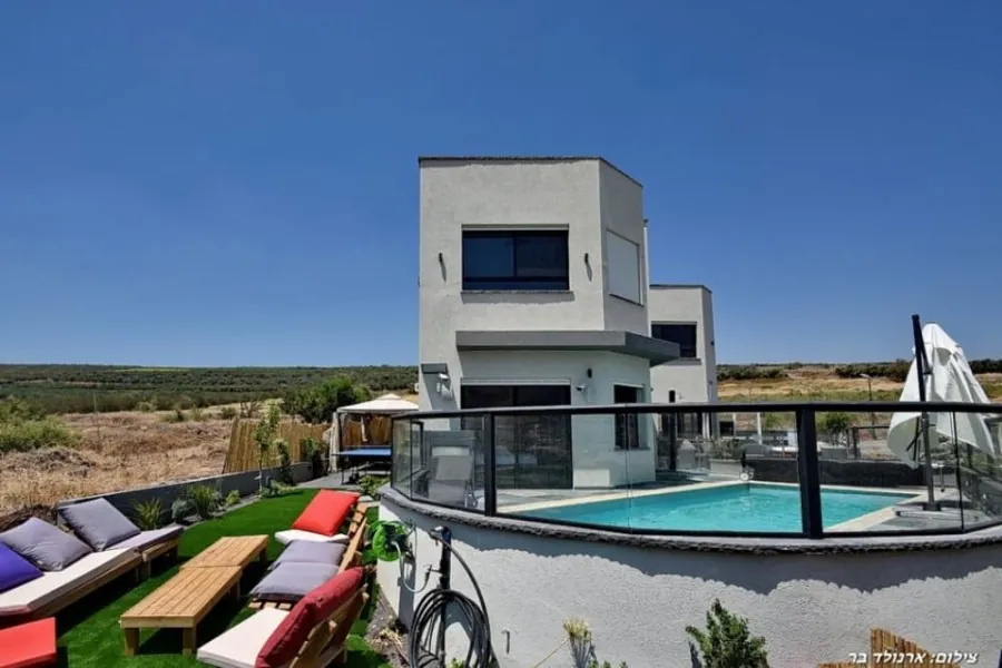 Dream House – lawn with lounge corners and pool