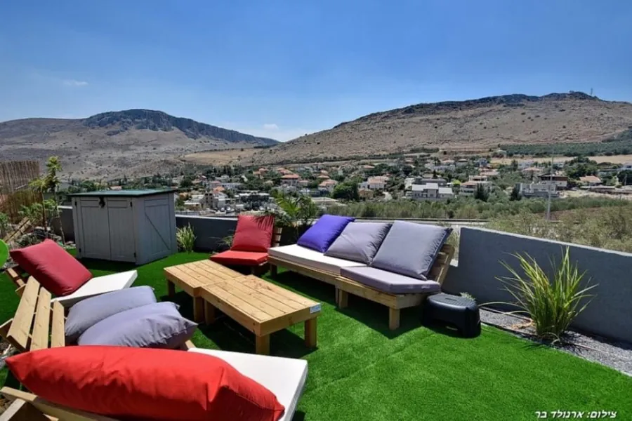 Dream House – garden lounge facing the village and mountains