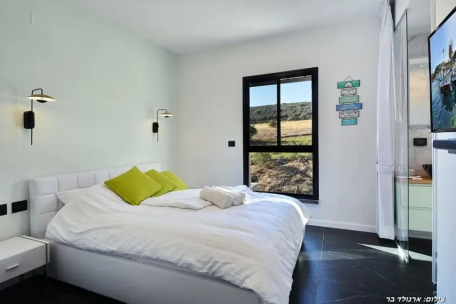 Dream House – suite with a window to green views