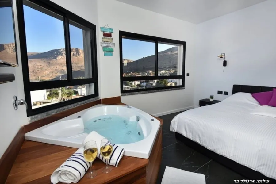 Dream House – couple's jacuzzi by the suite window