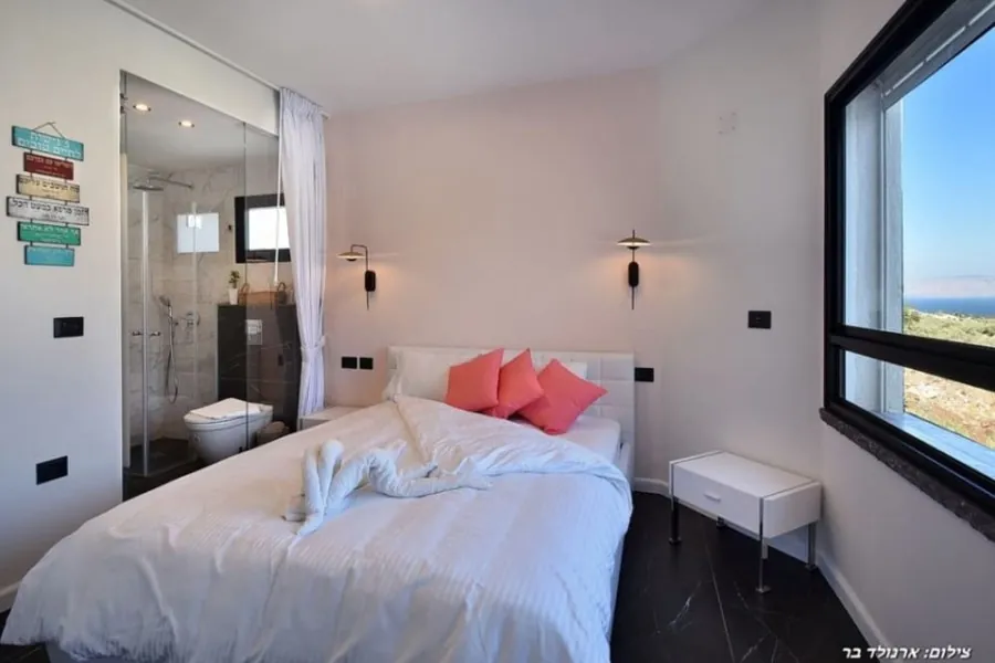 Dream House – en-suite room with Sea of Galilee view