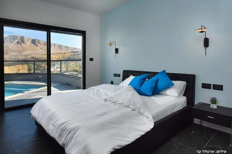 Dream House – suite overlooking the pool and Mount Arbel