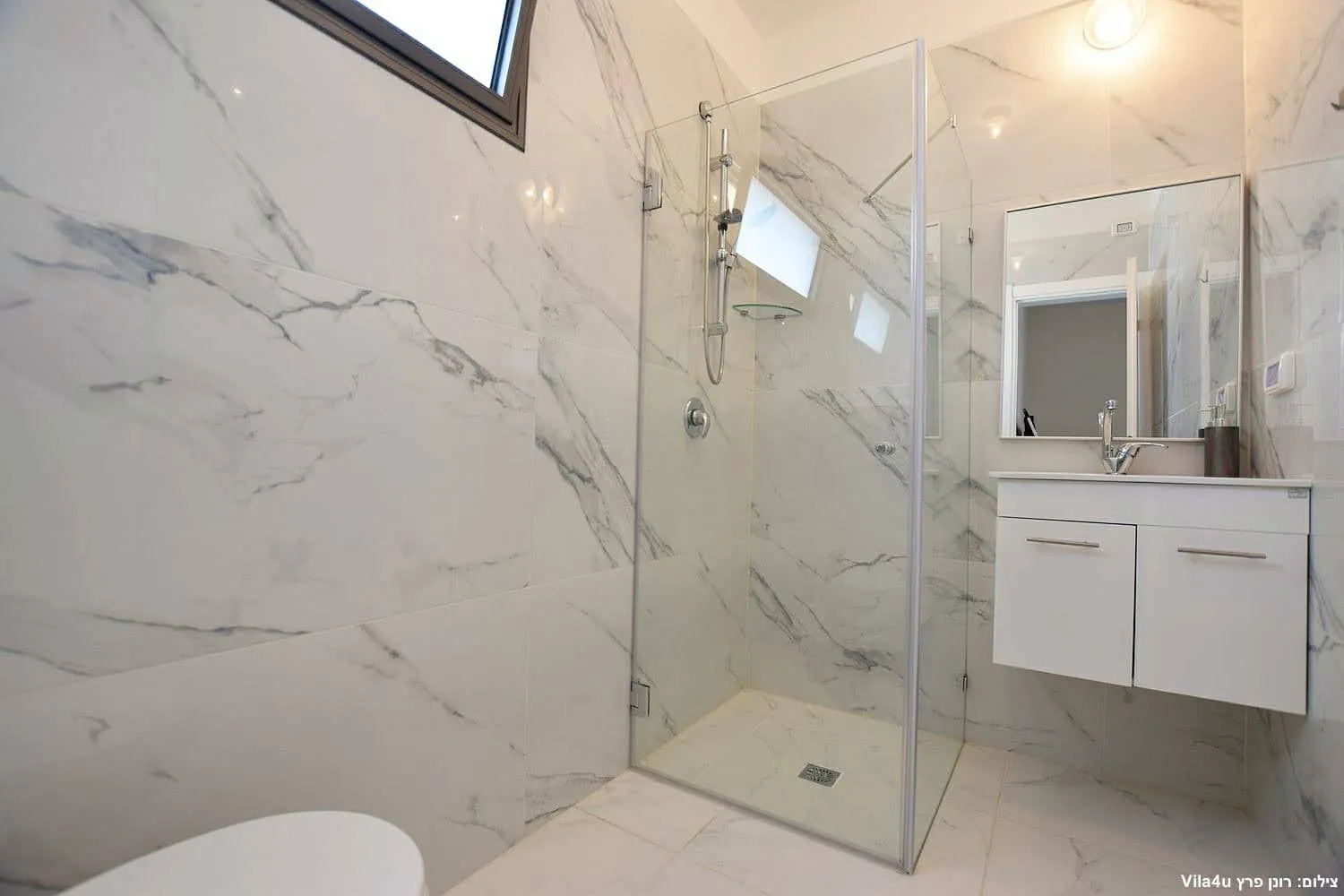 Kinneret House – white marble bathroom with walk-in shower