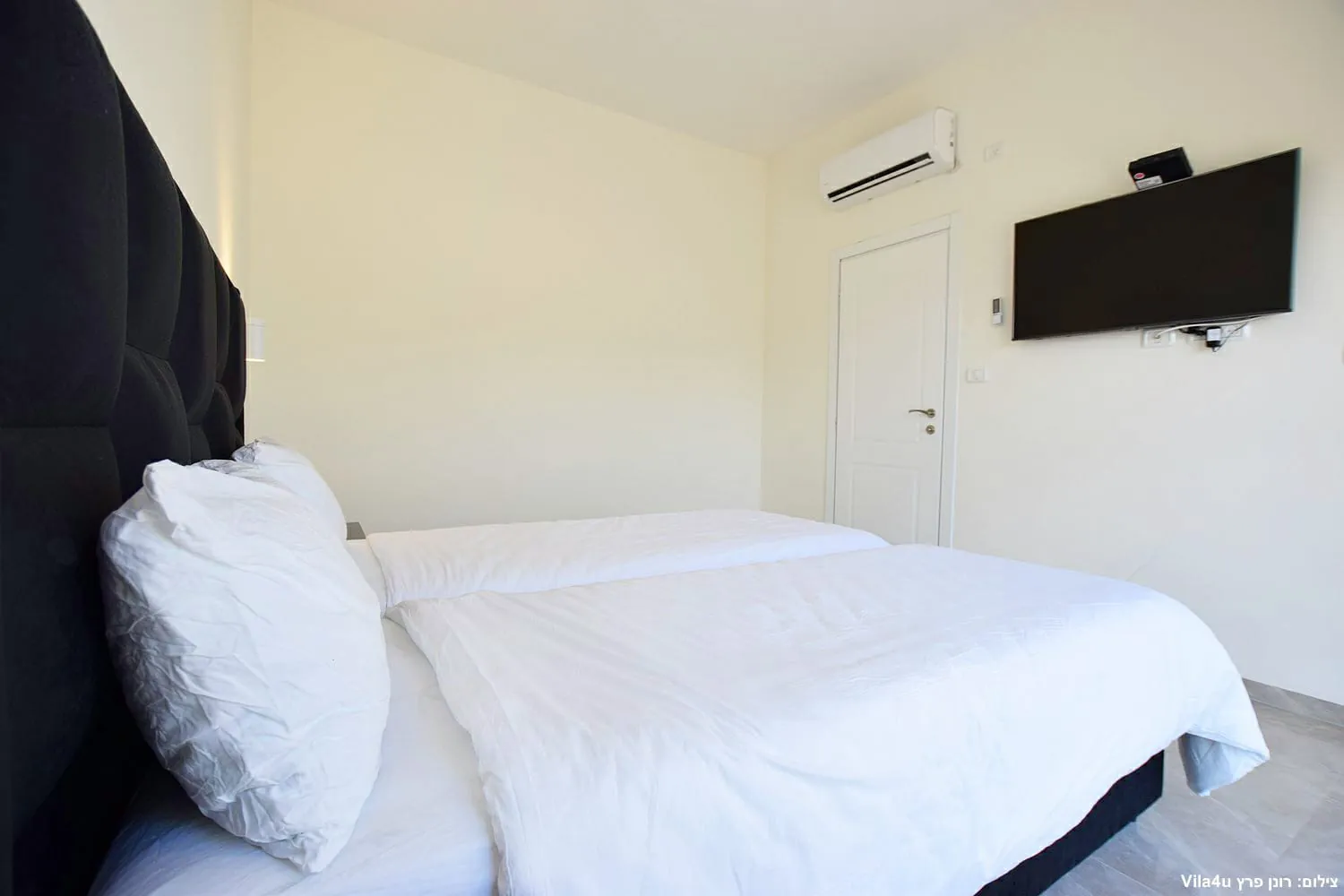 Kinneret House – bedroom with TV and air conditioning
