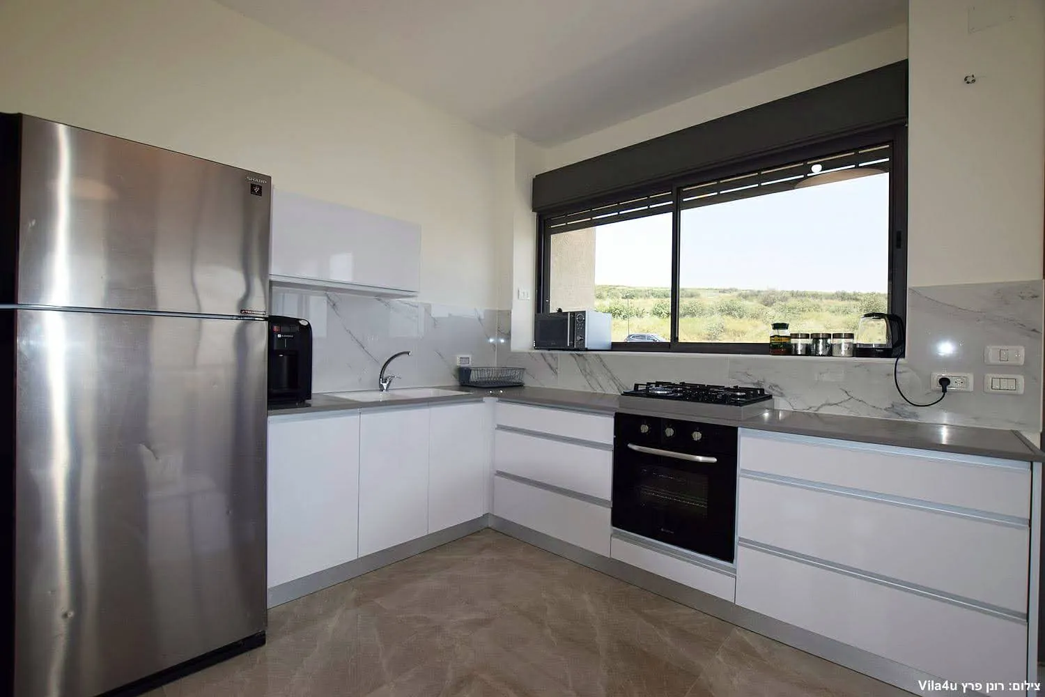 Kinneret House – fully equipped kitchen with large fridge and oven