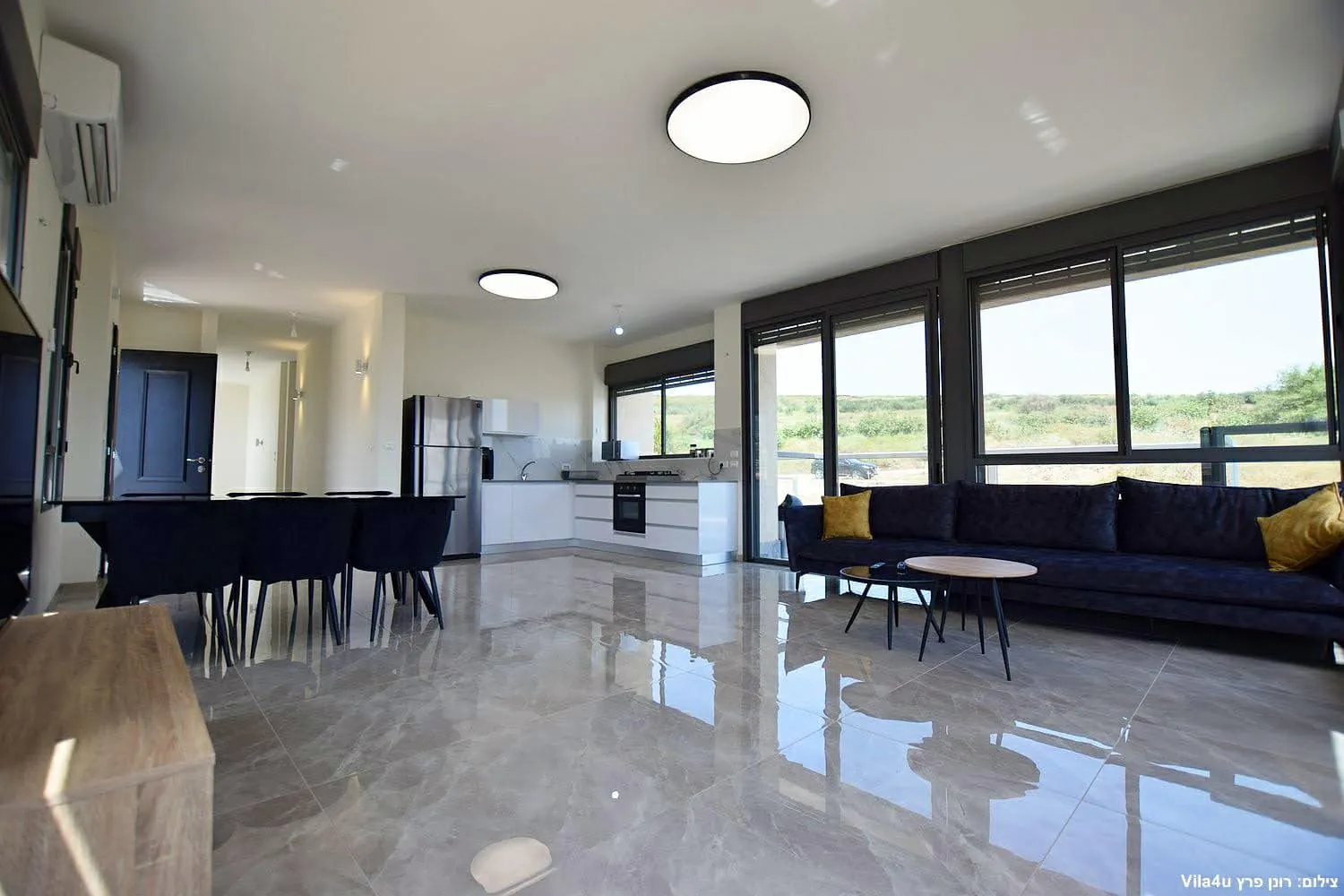 Kinneret House – open space with living room, dining area and kitchen