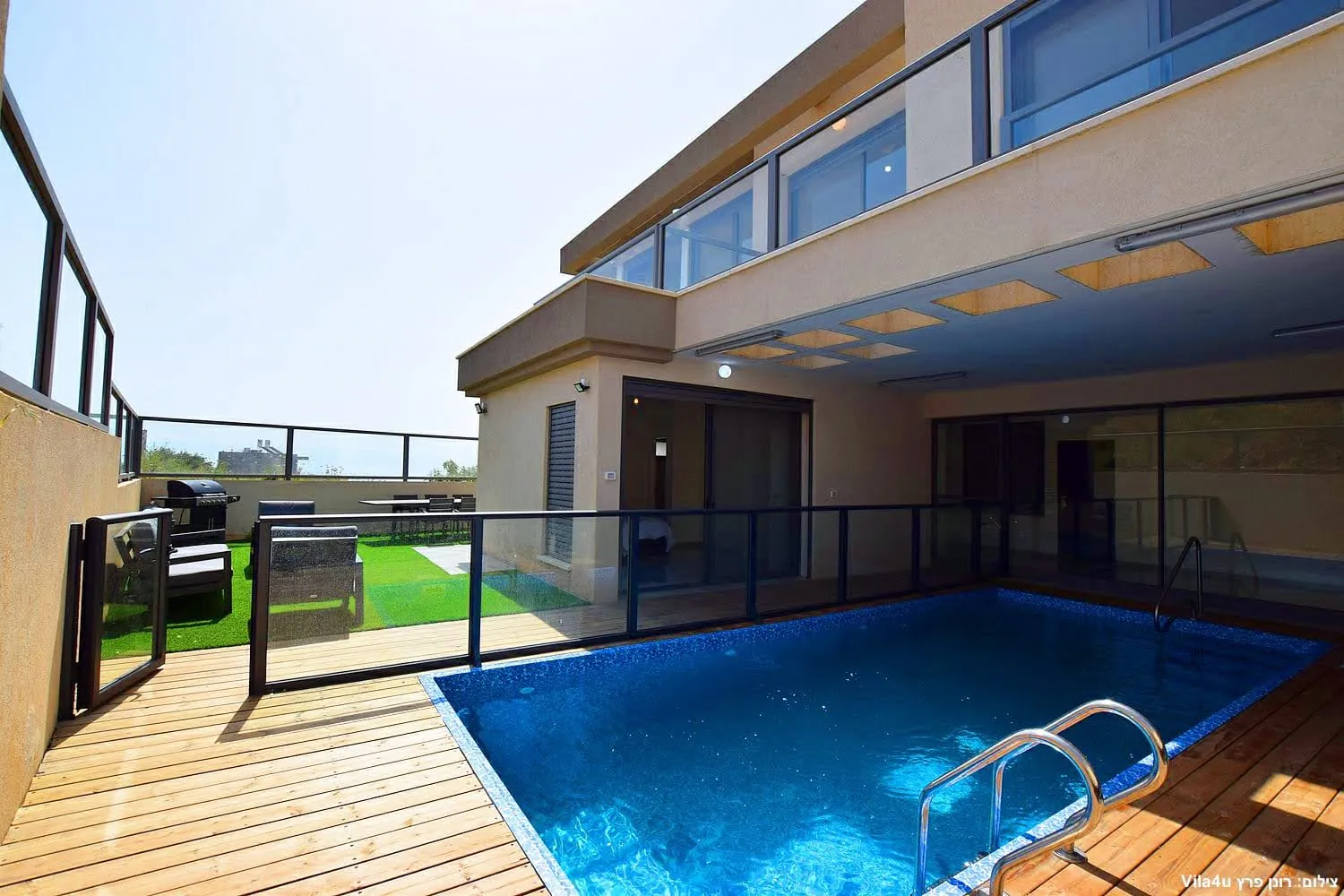 Kinneret House – pool, lawn and barbecue corner