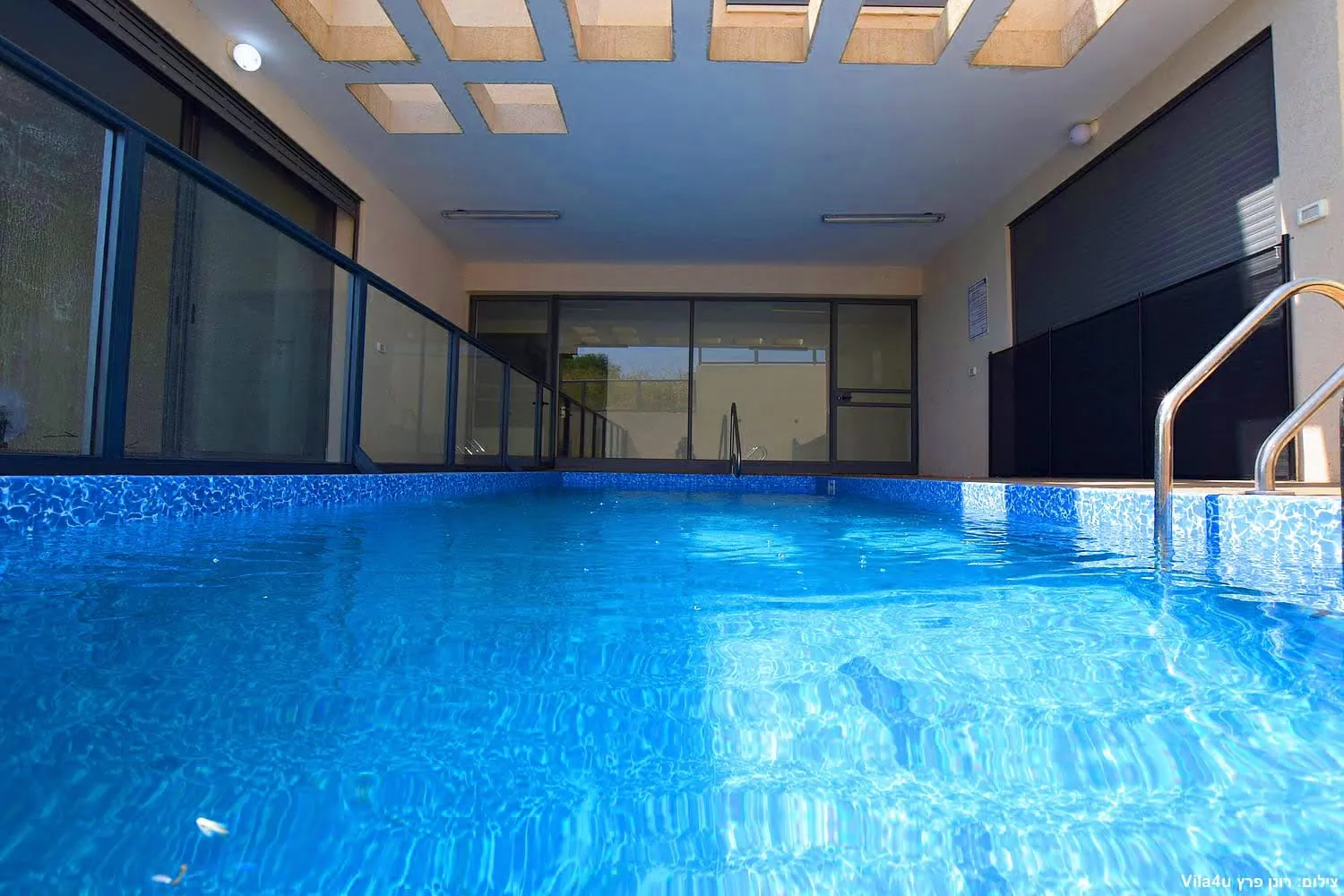Kinneret House – partly covered pool next to the house