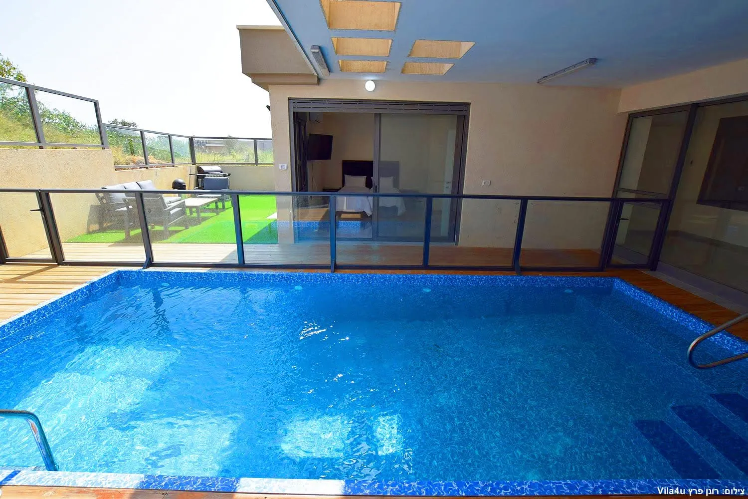 Kinneret House – pool with glass railing and open view